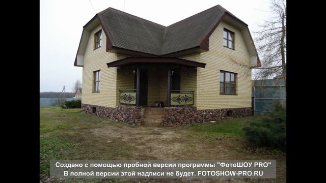 Дом с террасой из жёлтого кирпича. Полувальмовая крыша на три фронтона. Дом в полтора этажа. смотреть онлайн