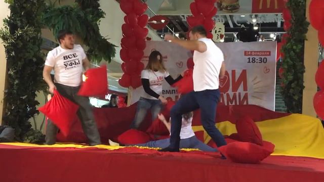 Команда YOUFA.ru на ежегодных боях с подушками в честь 14 февраля) смотреть онлайн