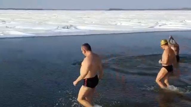 Хабаровские моржи поздравляют с Новым годом смотреть онлайн