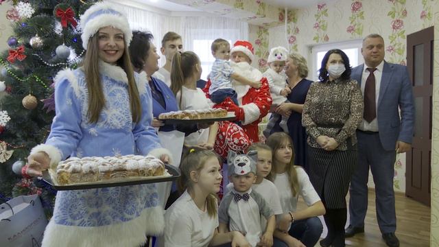 Работники ОАО "Беларуськалий" одарили подарками Дом семейного типа из Величковичей смотреть онлайн