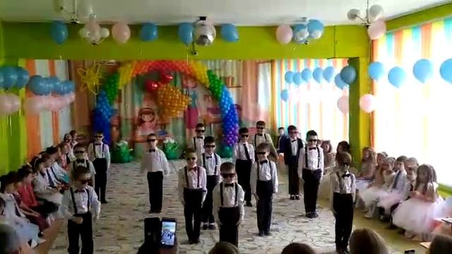 Танец "Агентов" от мальчиков группы Лео. смотреть онлайн