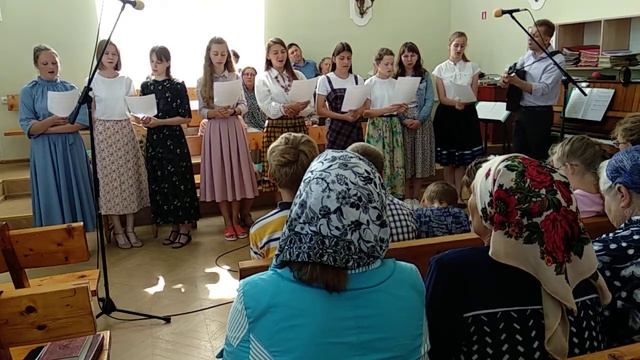 Прославим Бога одной семьёй-красивая христианская песня смотреть онлайн