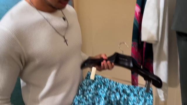 Asking Louis Vuitton Buyers What They Do For a Living смотреть онлайн