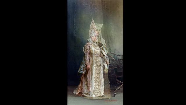 Великолепие костюмированного бала Романовых в раскрашенных фотографиях 1903 года #романовы #царь смотреть онлайн