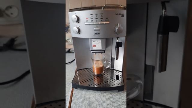 20201112 143744 Демонстрация приготовления кофе эспрессо на кофемашине AEG CS 5200 смотреть онлайн