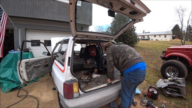 Mid Engine Festiva Build (1) Clean up and Stripping Interior. смотреть онлайн