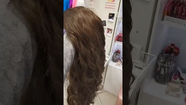 Супер длинный кудрявый парик цвет глубокий русый выглядит как свои волосы