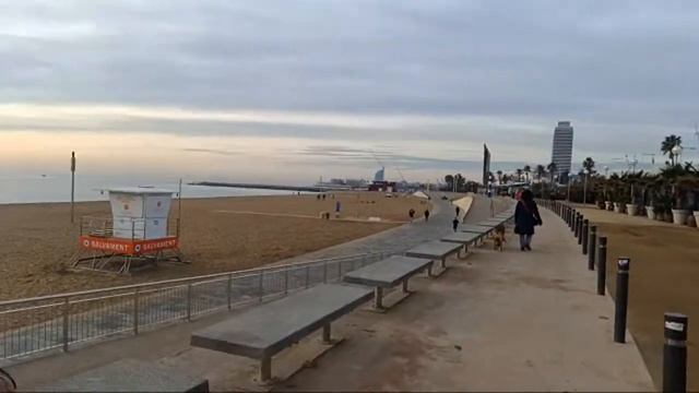 Иду вдоль пляжей Барселоны. Прогуляемся вместе? смотреть онлайн