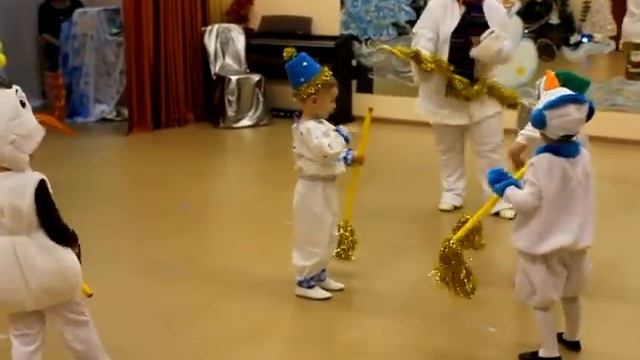 Новый год в гр. Ромашки (Медвежонок, 2015) смотреть онлайн