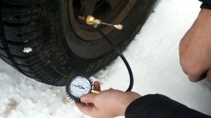 Работа дефлятора для стравливания воздуха из покрышек