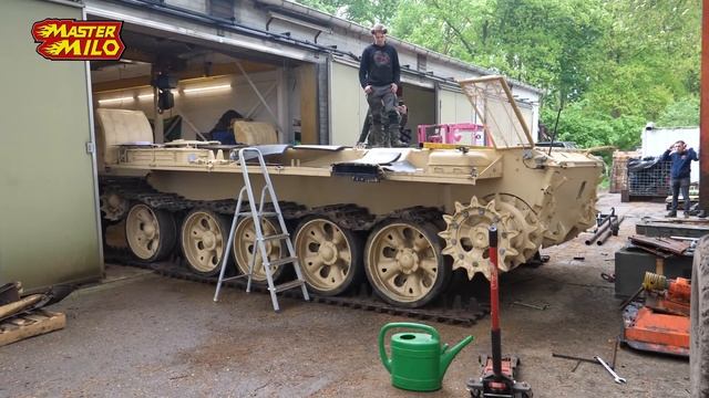 Tank first start-up and driving after 29 years! смотреть онлайн