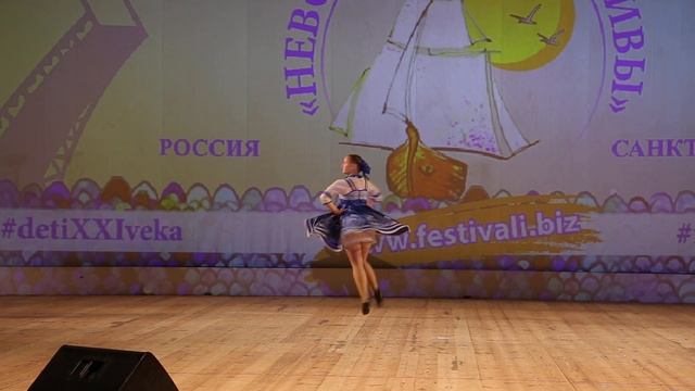 Самодеятельный коллектив народного танца Сибирочка. Соло Белых Анжелика - На полянке смотреть онлайн