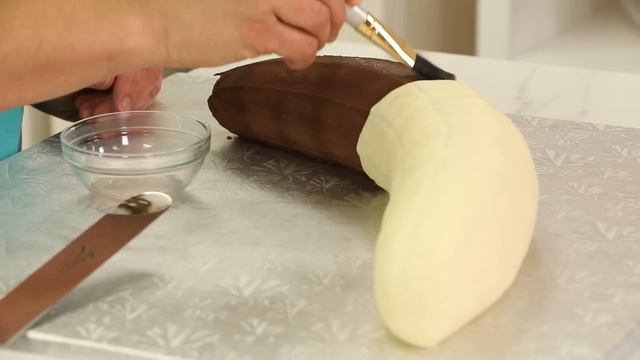 GIANT Banana... Made Of CAKE! | How To Cake It with Yolanda Gampp смотреть онлайн