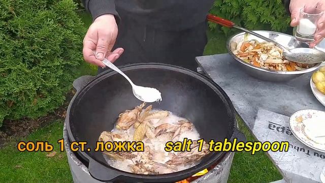 Секрет приготовления домашнего петуха в казане! The secret of cooking a rooster in a cauldron! смотреть онлайн