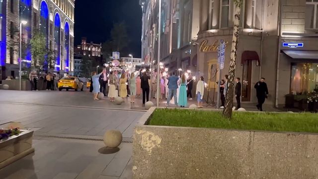 WHAT HAPPENED IN RUSSIA????ЧТО ПРОИСХОДИТ В РОССИИ?Красивые русские люди гуляют по ночной Москве