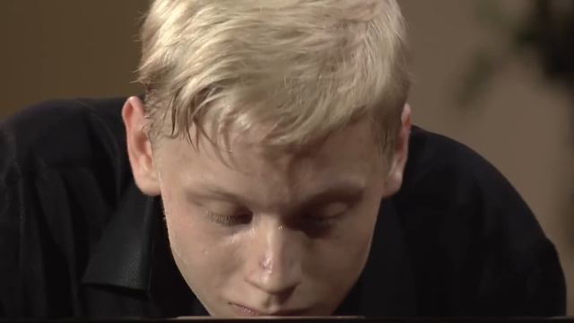 Alexander Malofeev plays Rachmaninoff Etude Op.39 No.6 "Little Red Riding Hood" смотреть онлайн