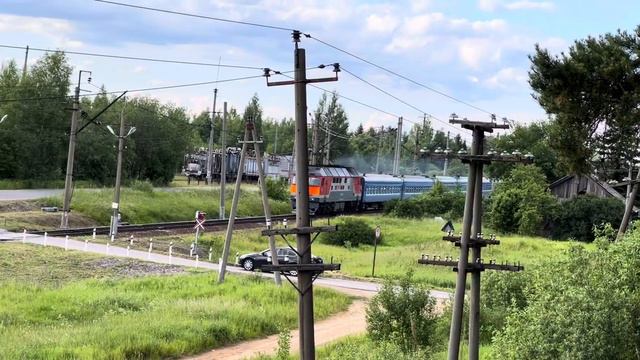 ТЭП70-0263 с пассажирским поездом сообщением Санкт-Петербург - Гомель Проследует переезд, ст.Новинк смотреть онлайн