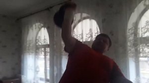 Поднятие гири 32 кг одной рукой