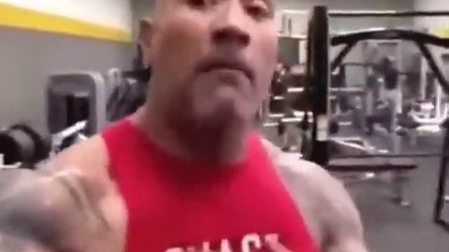 Накаченный человек расскахывает что-то в качалке.(мем для TikTok) смотреть онлайн