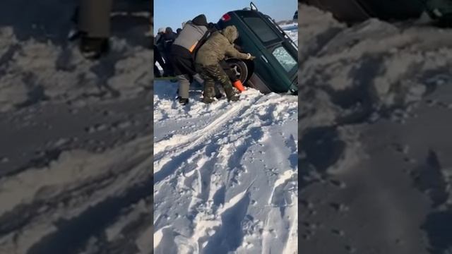 Утопили машину!!! Опасная езда по льду!!! смотреть онлайн