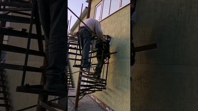 винтовая лестница от начала до конца загибаем перила смотреть онлайн