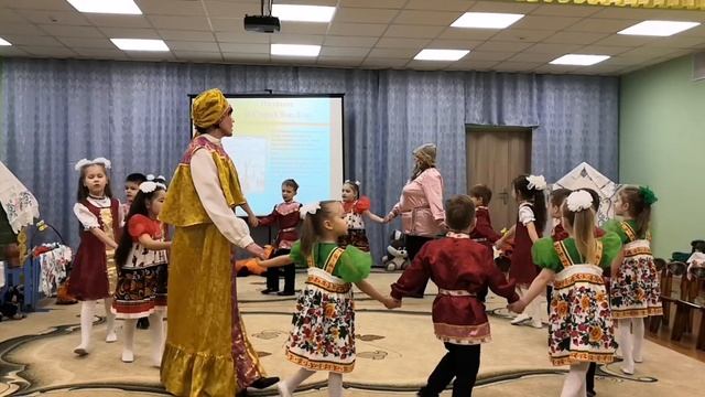 В Камских Полянах в одном из детских садов состоялось развлечение «Святки-колядки» смотреть онлайн