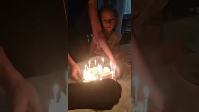 Вынос торта. Маша задувает свечи на торте. 7 лет смотреть онлайн