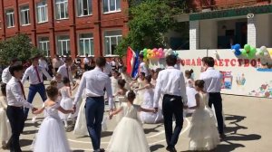 Последний звонок-2018. Танец выпускников с первоклассниками