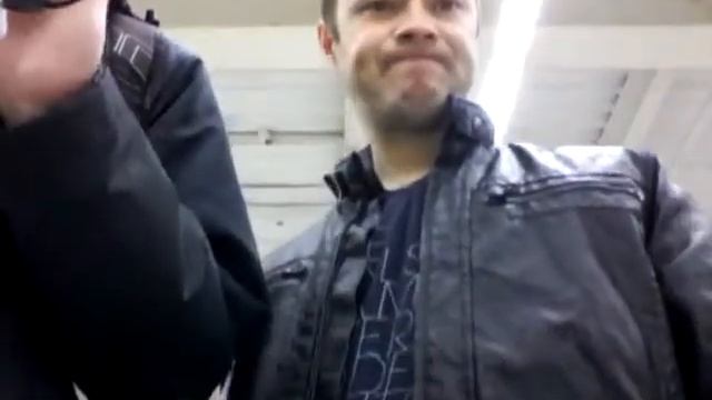 Мужик смотрит планшет в магазине электронной техники)))) смотреть онлайн