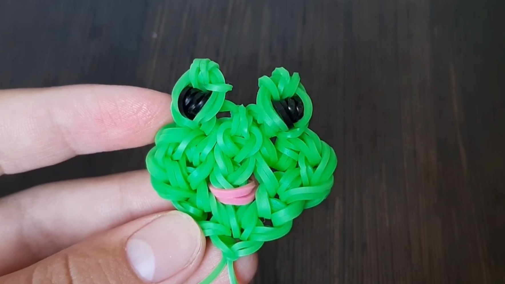 ЛЯГУШОНОК из резиночек RAINBOW LOOM БЕЗ СТАНКА | Rainbow loom frog ? смотреть онлайн
