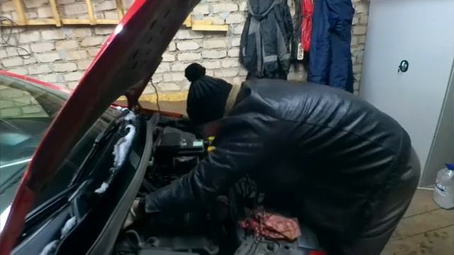 Ореl Corsa D1.4 плавают обороты. Чистка дроссельной заслонки. смотреть онлайн