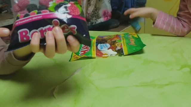 В большой семье рот не разевай. Подарки