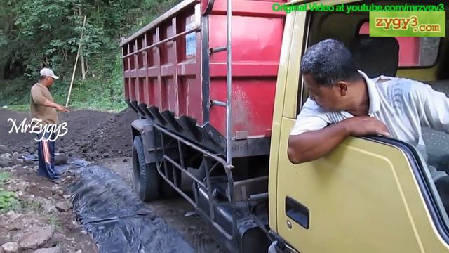 Dump Truck Mitsubishi Colt Diesel Unloading Dirt смотреть онлайн