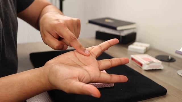 A SIMPLE False Riffle Shuffle to CHEAT AT CARDS! смотреть онлайн