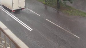 Машины едут по лужам