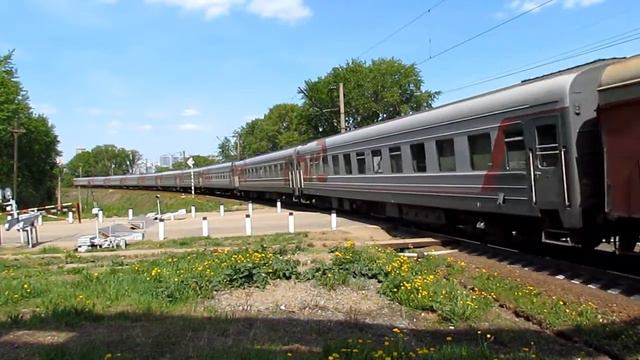 ЧС4Т 413 с пассажирским поездом на перегоне Киров - Красносельский.