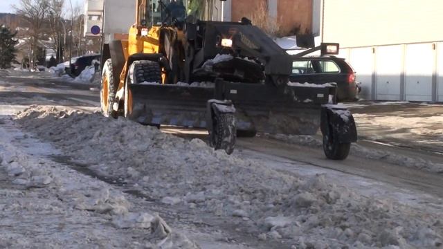 Snow removal in Oslo, Norway - with Volvo L60E using a Flexigrader plow смотреть онлайн