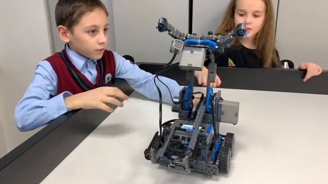 IT-куб. Итоговое занятие по курсу «Программирование роботов» смотреть онлайн