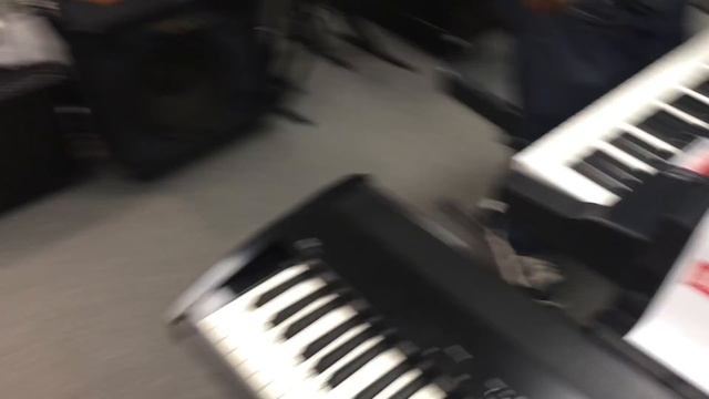 Kris Nicholson Test Driving a Yamaha P-45B vs Casio PX-160 Digital Pianos at Sam Ash смотреть онлайн