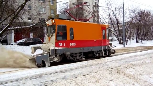 Городской электротранспорт г. Москвы. Снегоочиститель роторный ВТК-01-0415 в работе.