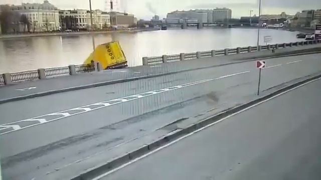 в Санкт-Петербурге с Гренадерского моста в Неву слетела фура смотреть онлайн