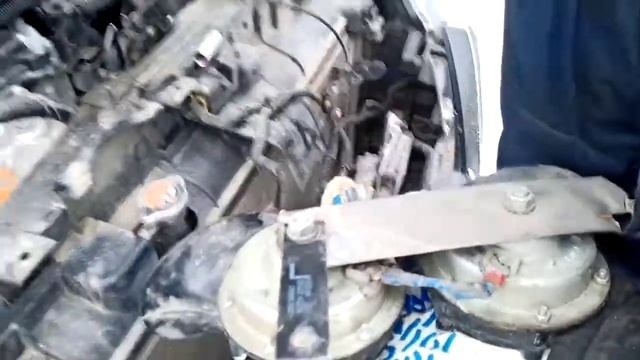 Снятие решетки радиатора и замена сигнала NISSAN X TRAIL смотреть онлайн