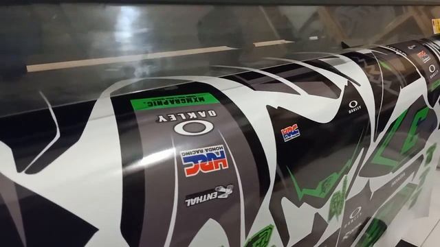 Joss banget gaeesss !! Mxmgraphic menggunakan mesin roland untuk produksi decal nya смотреть онлайн