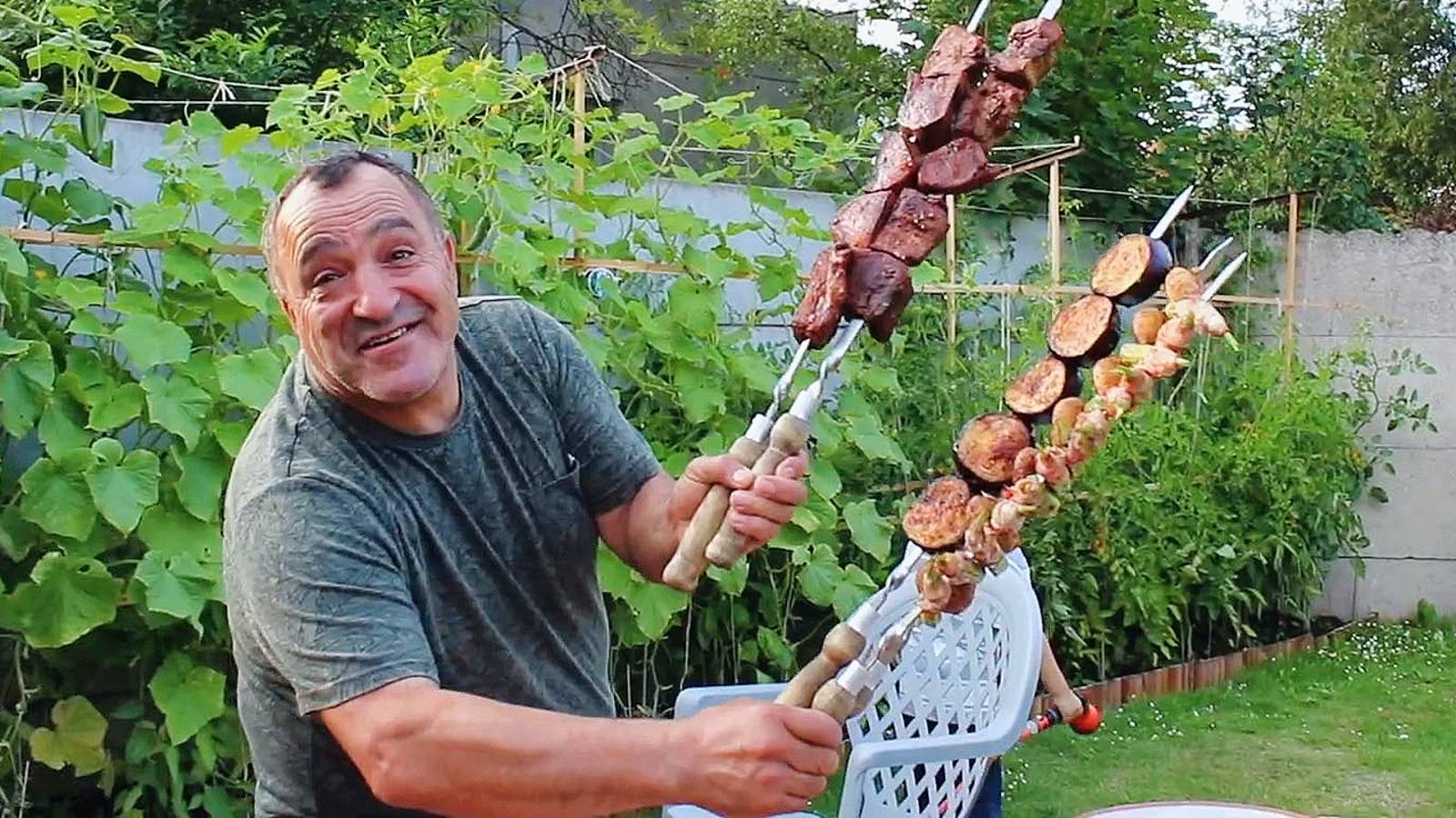 Если мариновать правильно, то получится мягкий и вкусный шашлык из говяжьего языка смотреть онлайн