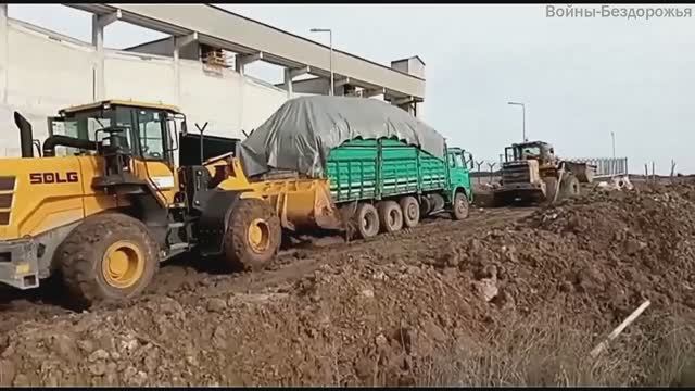 Вытаскиваем или выкапываем грузовик Нино Погрузчиком, грузовик Нино. смотреть онлайн