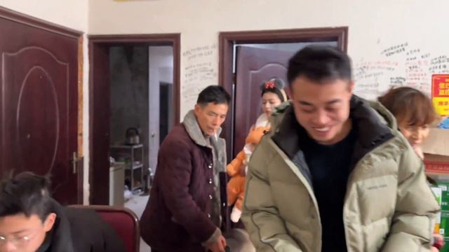 阿杰第一次在湖南过年，妈妈准备一大桌菜，两亲家电话里聊得欢快 смотреть онлайн