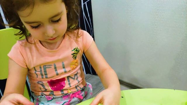 Алекса и арина надувают шарики и делают зверушек. смотреть онлайн