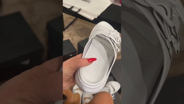 Новое поступление от бренда Karl Lagerfeld: обзор шлепанцев из натуральной кожи смотреть онлайн