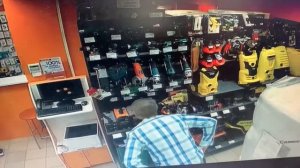 Кража в магазине Днс