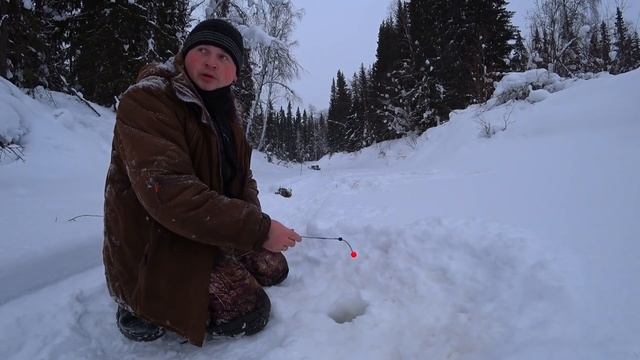 Таёжная речушка удивила!!! Глубина 10 см, а водится такая РЫБА!!! Рыбалка. Тайга. смотреть онлайн